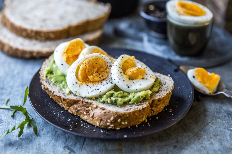De er enkelt å variere med brødskiver. Grovbrødskive med egg og avokado, for eksempel.